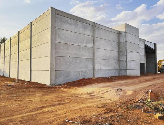 Comercial com fechamento em placas de concreto